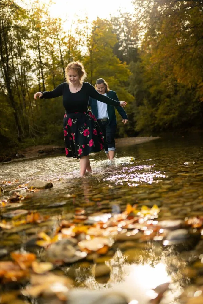 Inniges Paarporträt am Wasser