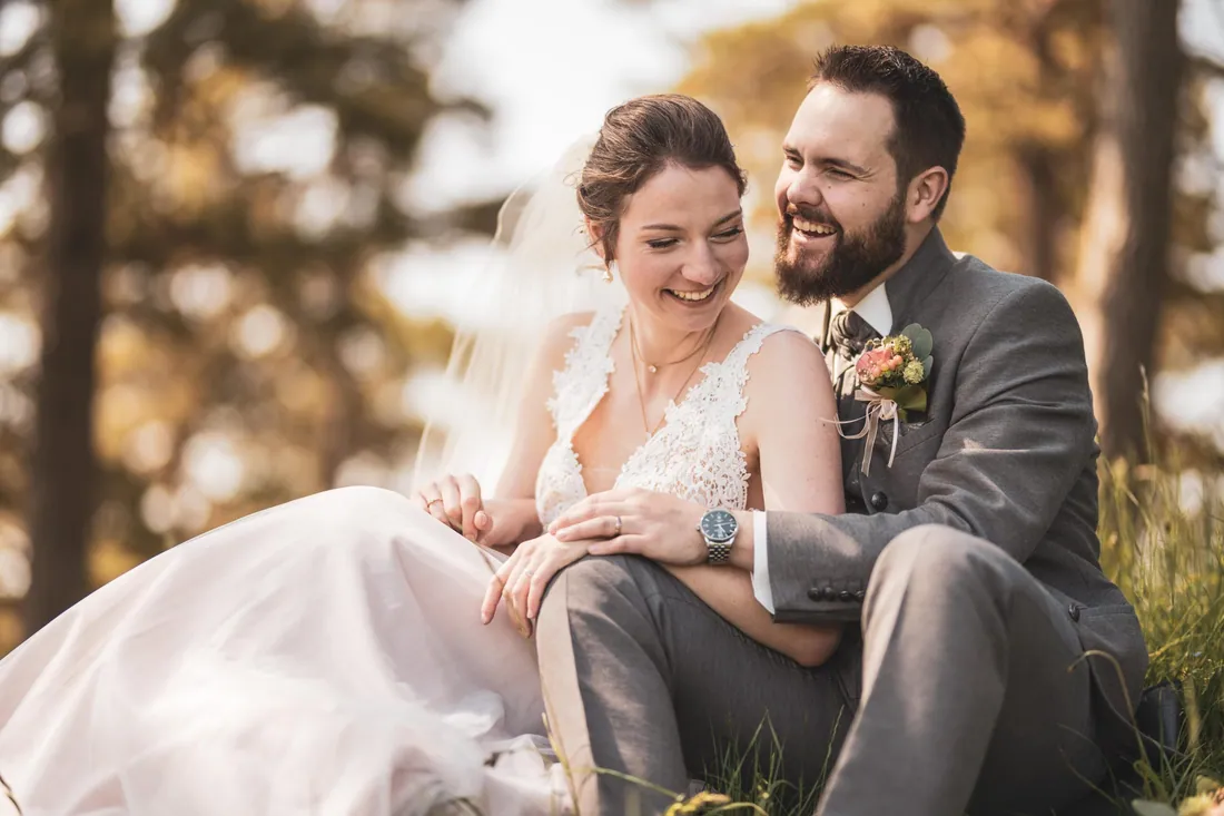 Brautpaar im Wald – natürliche Hochzeitsfotografie