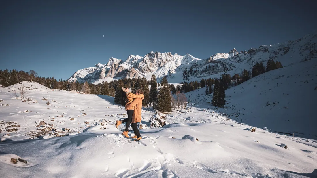 Paarshooting im verschneiten Bergwinter